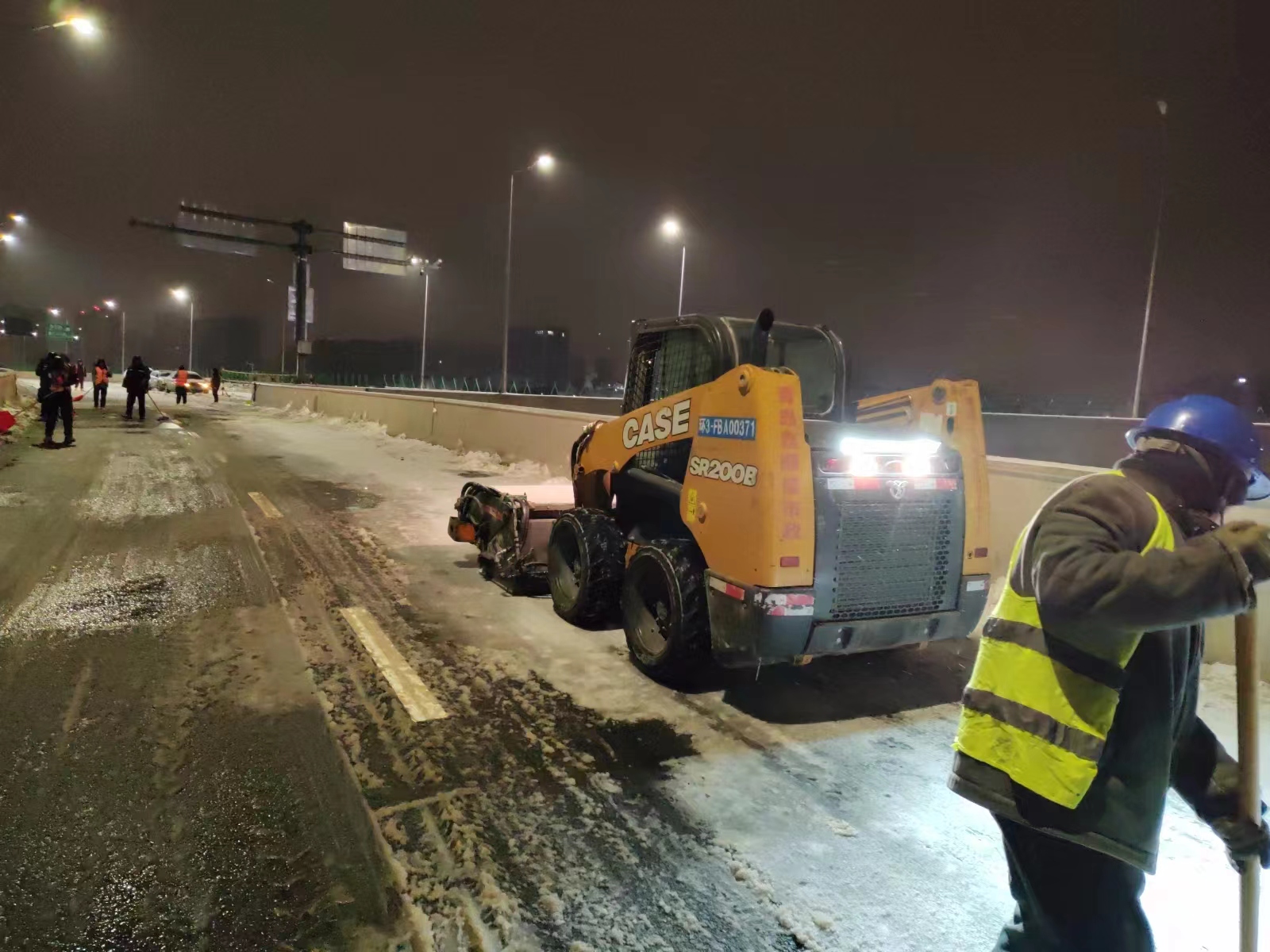 以雪為令 聞雪而動 | 中建聯(lián)合全力清冰除雪保暢通(圖3)