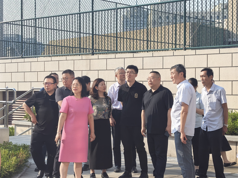 青島市市南區(qū)副區(qū)長(zhǎng)李宏建蒞臨青島七中北樓重建工程實(shí)地考察(圖1) 圖片